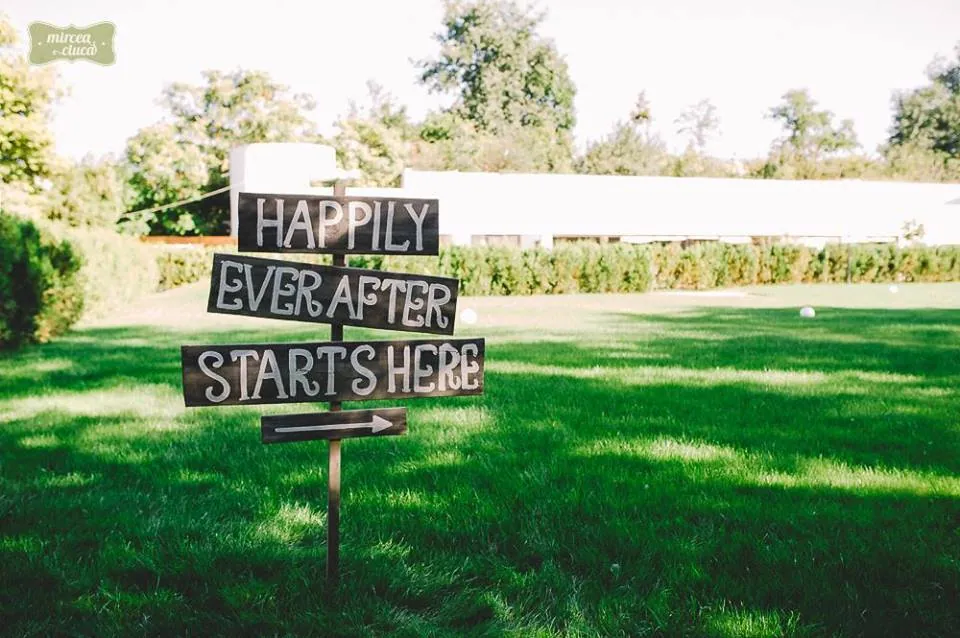 Indicator Happily Ever After Starts Here pe peluza grădinii