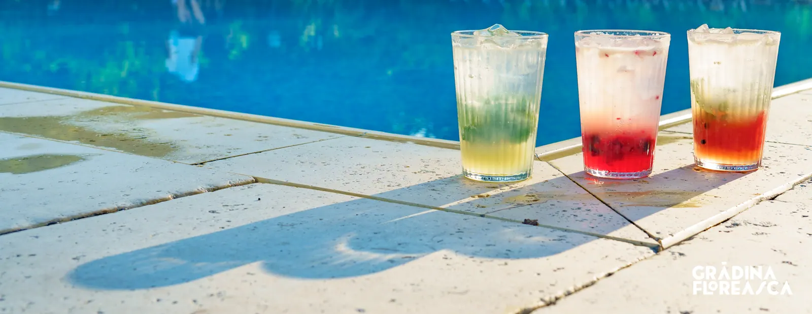 Trei limonade pe marginea piscinei