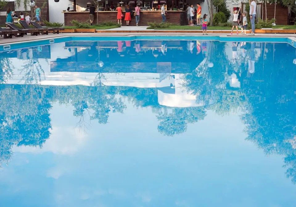 Cerul reflectat în apa piscinei